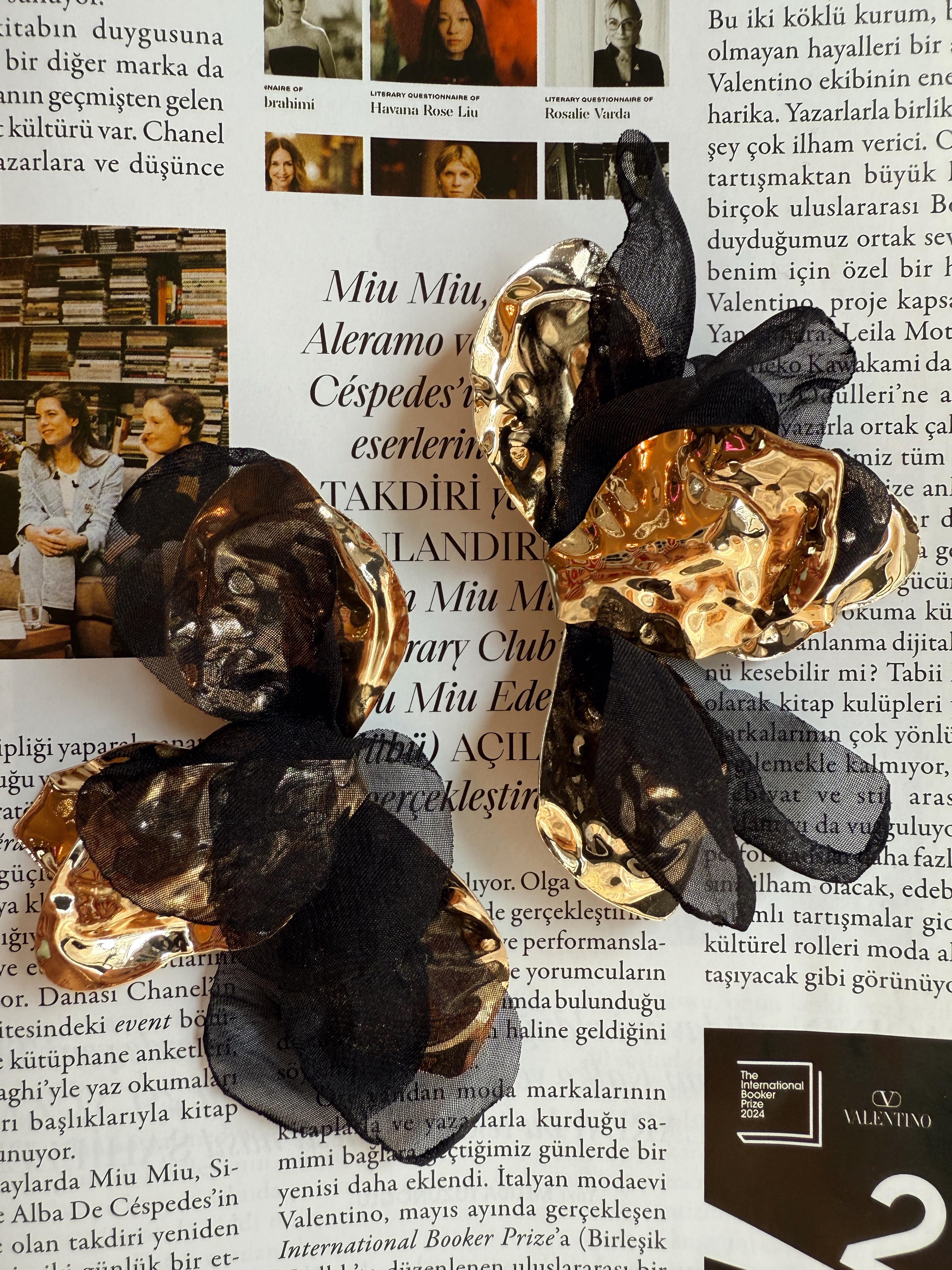 Kumaş Detaylı Gold Metalik Küpe Siyah