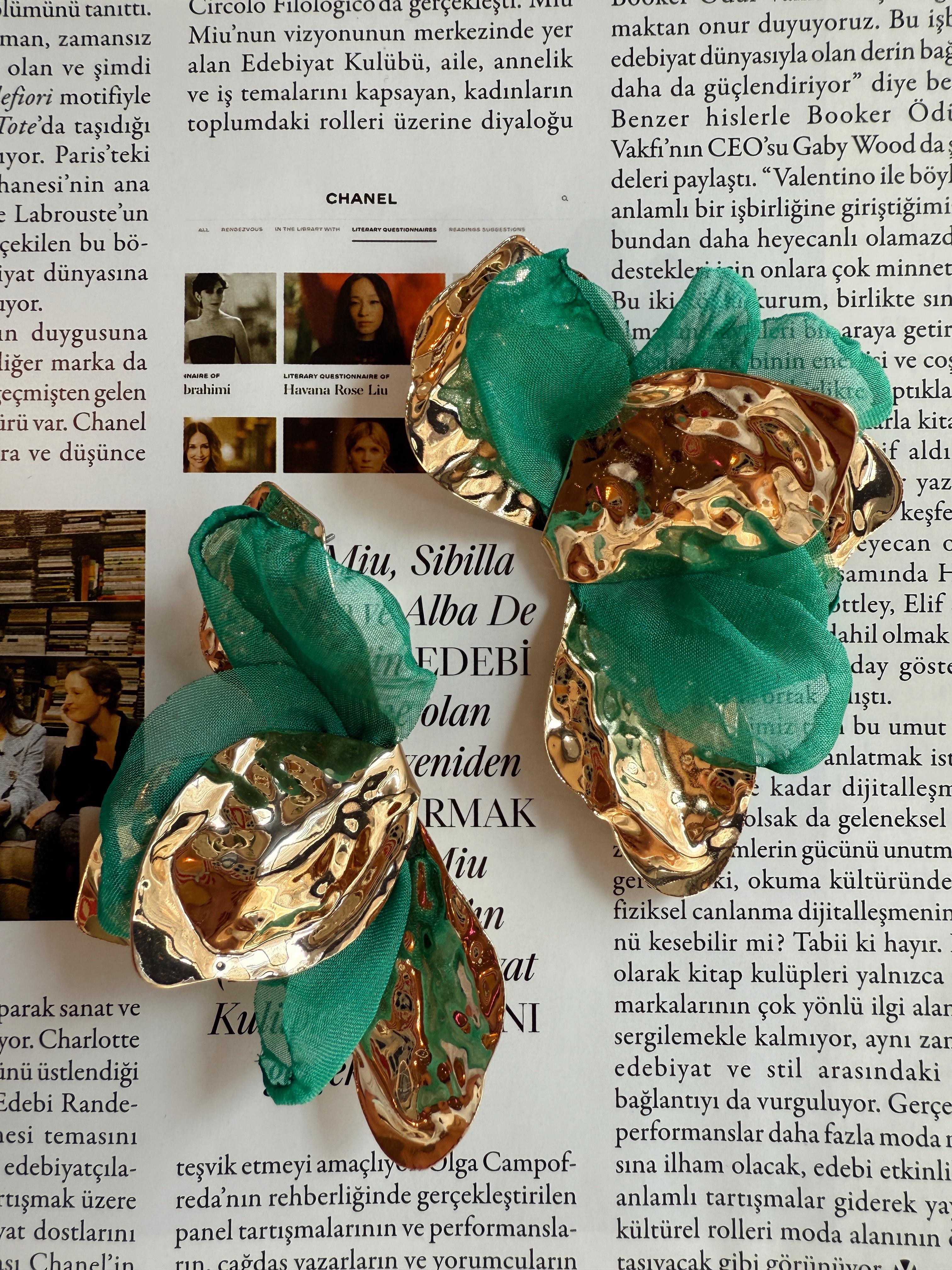 Kumaş Detaylı Gold Metalik Küpe Turkuaz