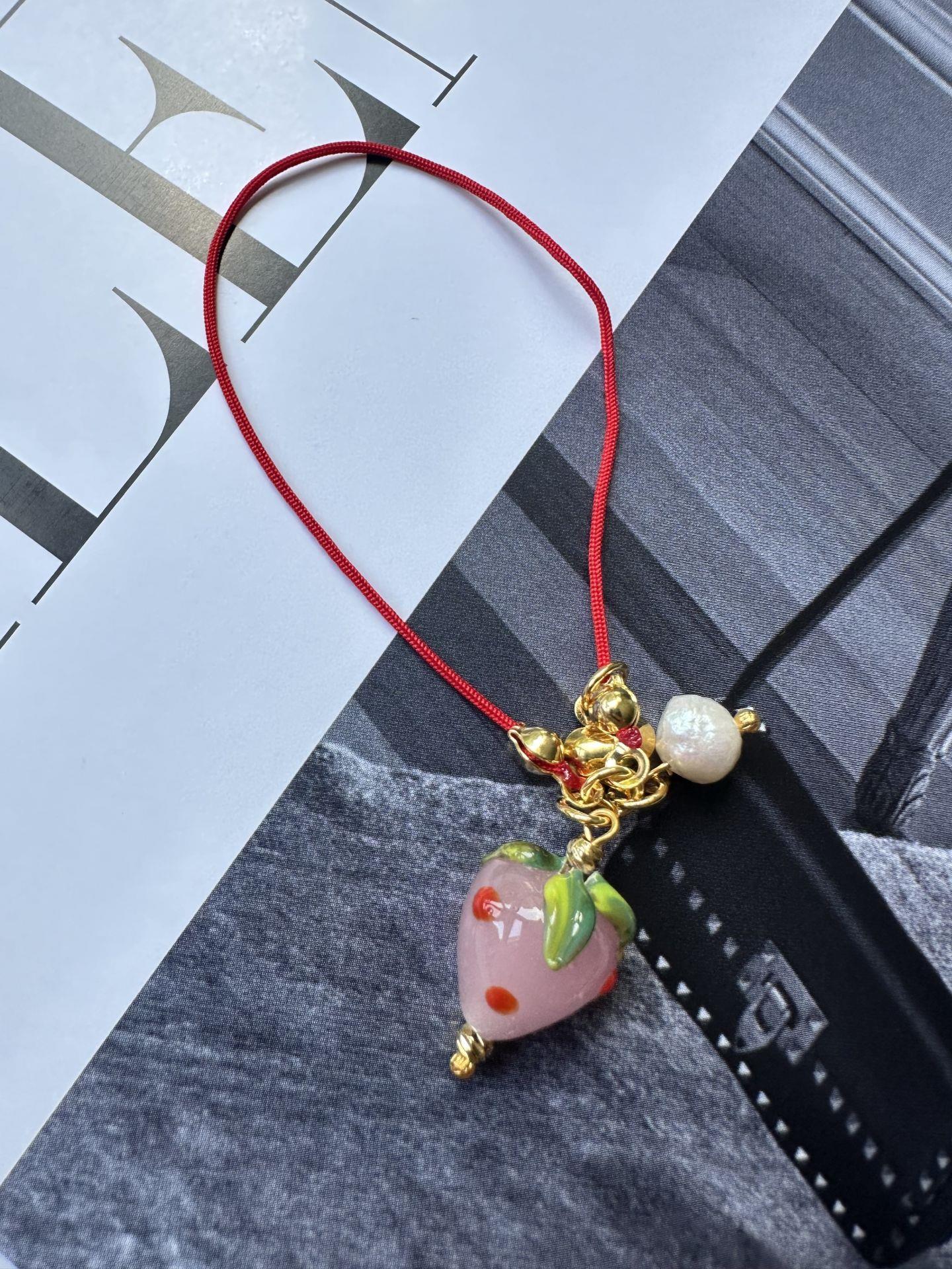 PB Co. Kırmızı İp Charm Telefon Aksesuar Çilek