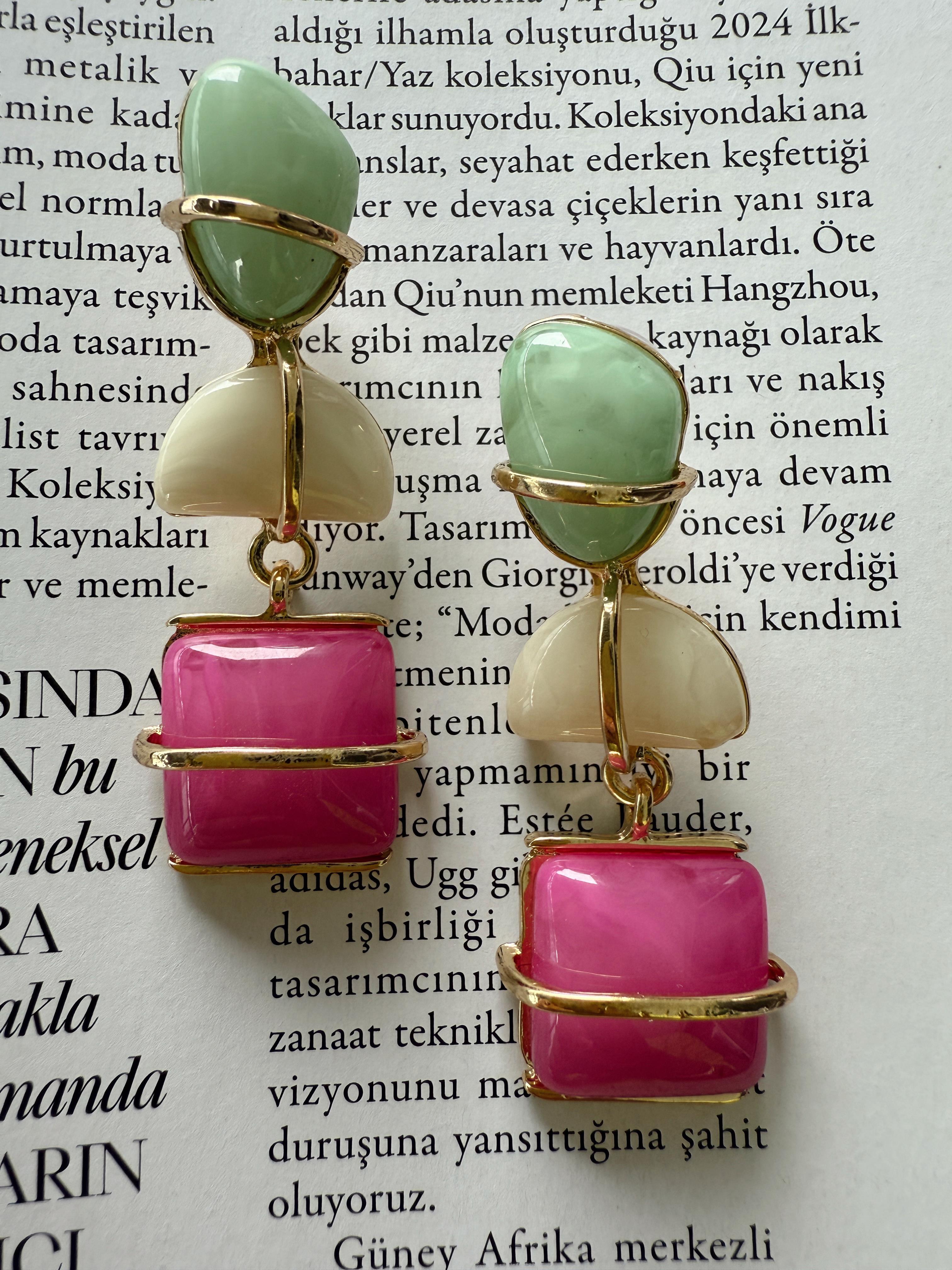 Pembe Taş Detaylı Sallantılı Küpe Gold