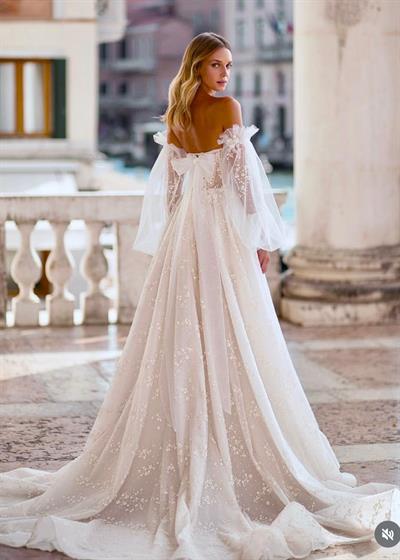 Beyaz Straplez Balon Kol Derin Yırtmaç Detaylı Celestial Embrace Gelinlik