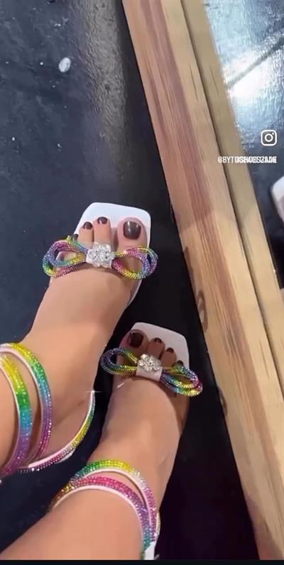 Beyaz Tabanlı Renkli Taş İşlemeli Bilekten Bağlamalı Topuklu Ayakkabı