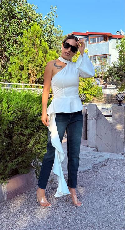 Beyaz Tek Omuz Etek Ucu Volanlı Tasarım Bluz