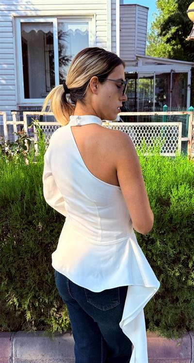 Beyaz Tek Omuz Etek Ucu Volanlı Tasarım Bluz