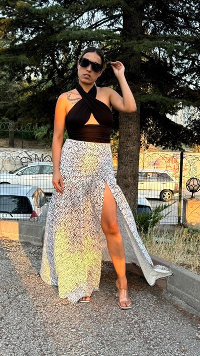 Beyaz Üzeri Siyah Desenli Derin Yırtmaçlı Etek