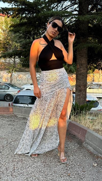 Beyaz Üzeri Siyah Desenli Derin Yırtmaçlı Etek