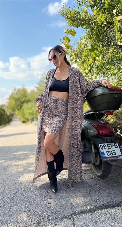 camel leopar desenli hırka etek takım