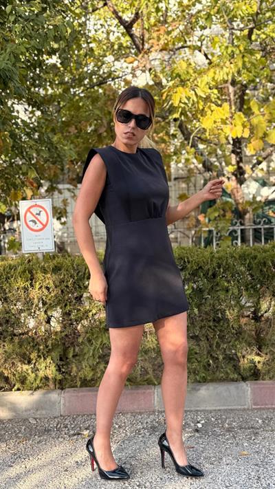 duble kumaş mini elbise siyah omuz detaylı