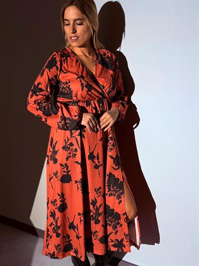 Kiremit Rengi Uzun Kollu Kruvaze Yaka Çiçek Baskılı Yırtmaçlı Midi Elbise