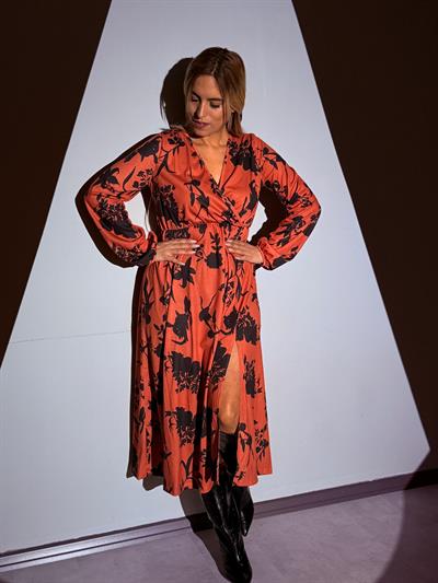 Kiremit Rengi Uzun Kollu Kruvaze Yaka Çiçek Baskılı Yırtmaçlı Midi Elbise