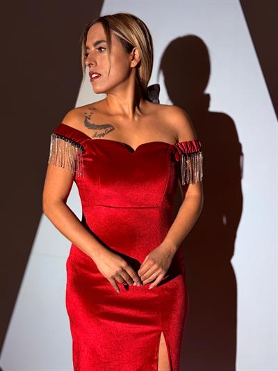 Kırmızı Kadife Omuzu Taşlı Yırtmaçlı Elbise