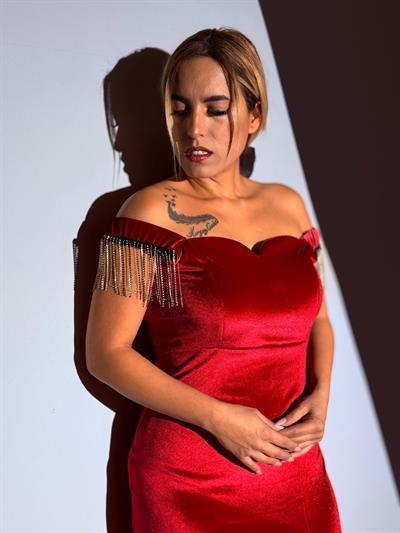 Kırmızı Kadife Omuzu Taşlı Yırtmaçlı Elbise