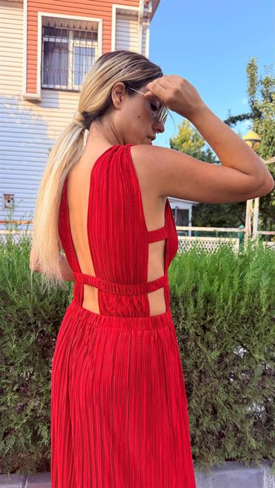 Kırmızı Saten Pilise Sırt Ve Göğüs Dekolteli Elbise