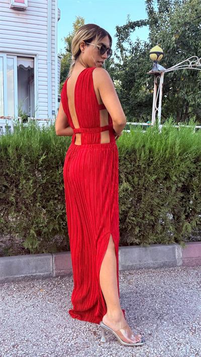 Kırmızı Saten Pilise Sırt Ve Göğüs Dekolteli Elbise