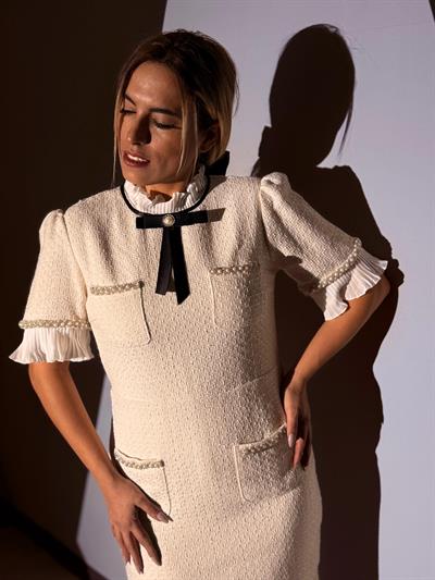 Krem Buklet Kaşe Kumaş İnci Ve Broş Detaylı Elbise