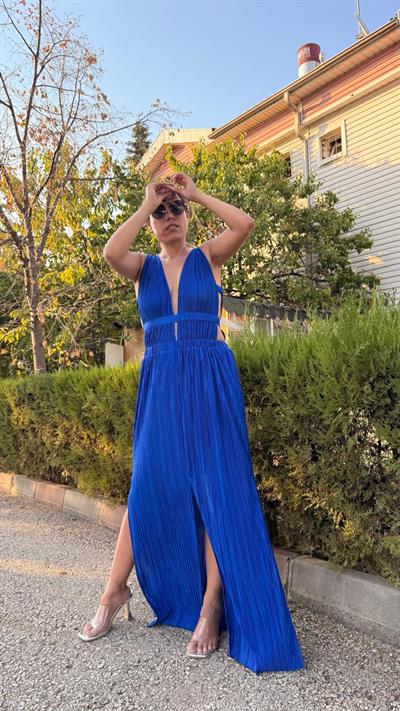 Saks Mavi Saten Pilise Sırt Ve Göğüs Dekolteli Elbise