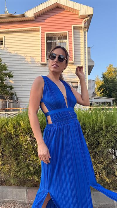 Saks Mavi Saten Pilise Sırt Ve Göğüs Dekolteli Elbise