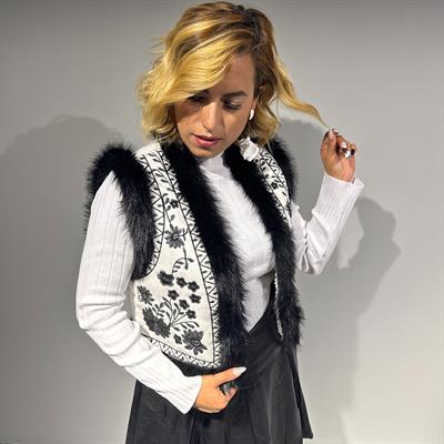 Siyah Beyaz Desenli Kürklü Triko Yelek