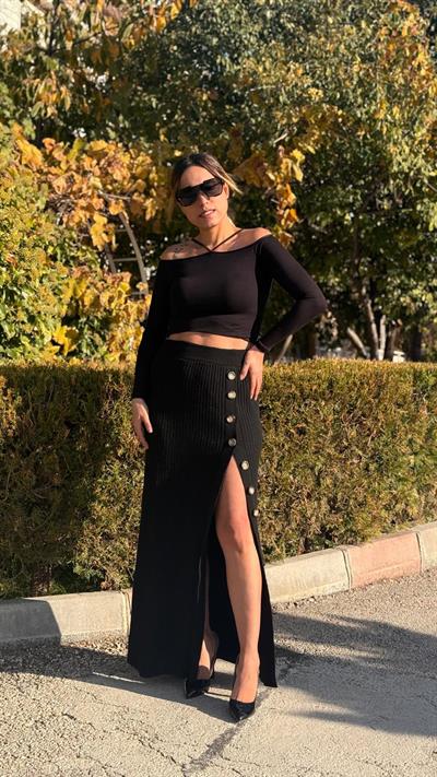 Siyah Düğmeli Triko Etek