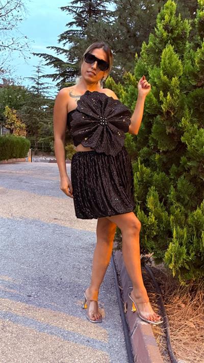 Siyah Payetli Üç Boyutlu Gül Detaylı Bluz