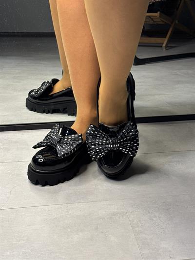 Siyah Rugan Taşlı Kurdele Detaylı Babet