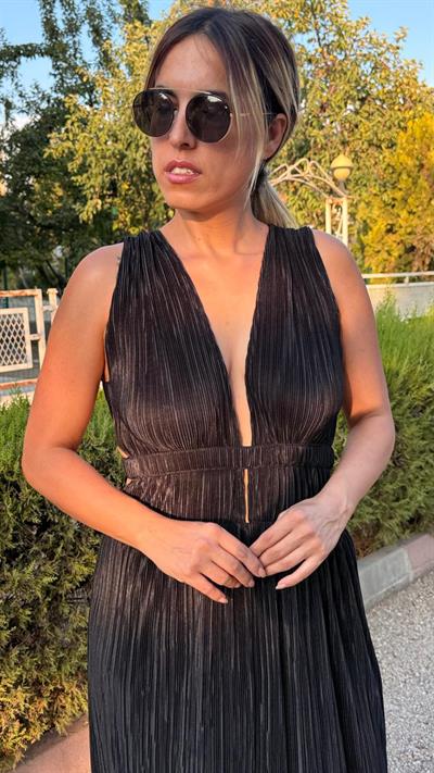 Siyah Saten Pilise Sırt Ve Göğüs Dekolteli Elbise