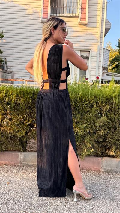Siyah Saten Pilise Sırt Ve Göğüs Dekolteli Elbise