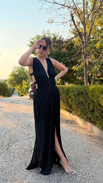 Siyah Saten Pilise Sırt Ve Göğüs Dekolteli Elbise