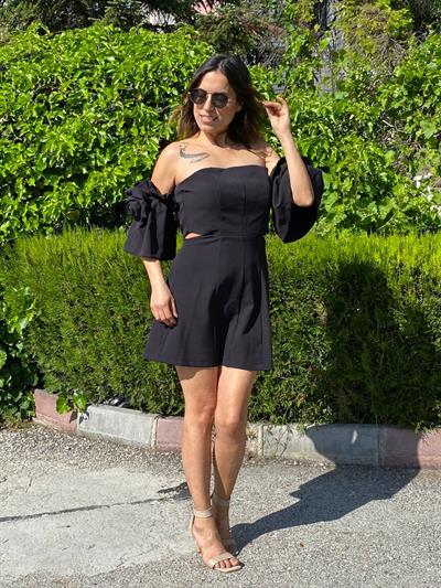 siyah strablez kolları gül detaylı mini elbise