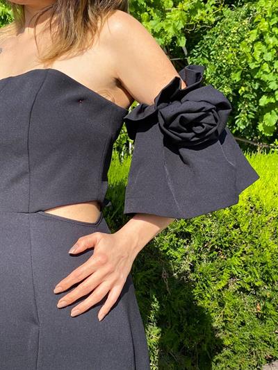 siyah strablez kolları gül detaylı mini elbise