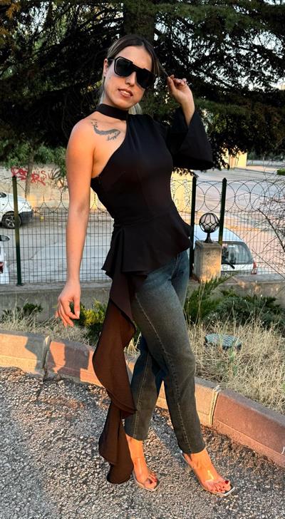 Siyah Tek Omuz Etek Ucu Volanlı Tasarım Bluz