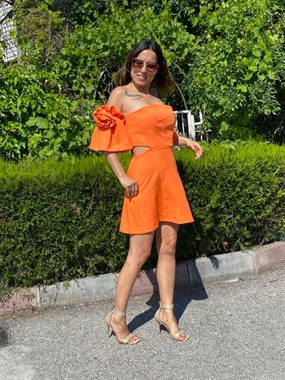 turuncu strablez kolları gül detaylı mini elbise