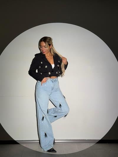 Yüksek Bel Siyah Taş ve Tüy Detaylı Tasarım Jean