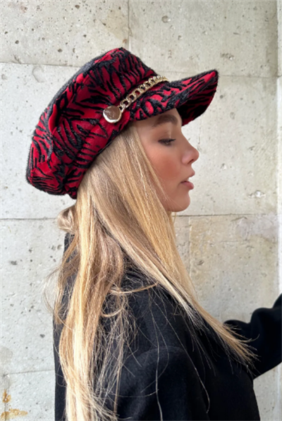 Zincir Aksesuarlı Kırmızı Şapka