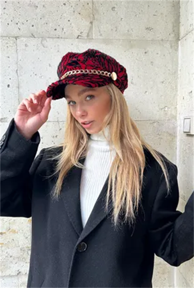 Zincir Aksesuarlı Kırmızı Şapka