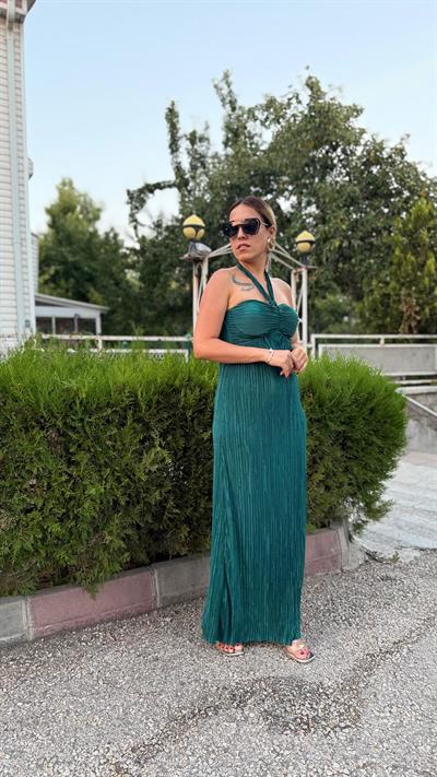 Zümrüt Yeşili Saten Pilise Göğüs Kuplu Boyundan Bağlamalı Uzun Elbise