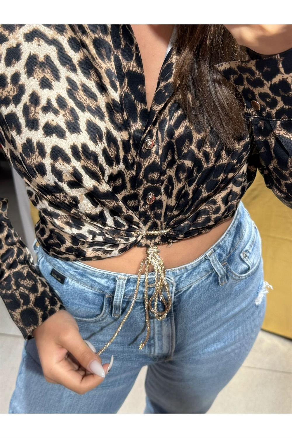 Bağlama Detaylı Leopar Desenli Crop Gömlek
