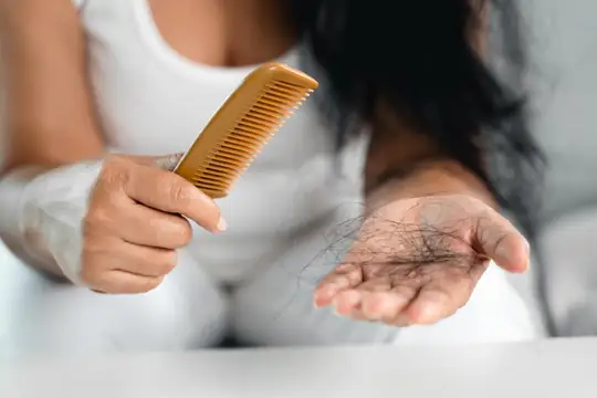 Saç Dökülmesi Nedir? Nasıl Önlenir?