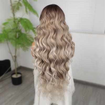 Rus Kumralı Beyaz Platin Ombreli Işıltılı Ekstra Uzun Fiber Sentetik Dalgalı Tül Peruk