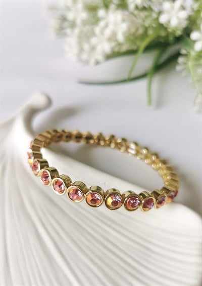 Pembe Kristal Taşlı Çelik Bileklik – Lastikli Gold Tasarım