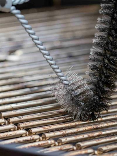 Weber 6493 21″ Three‑Sided Grill Brush – 3‑Köşeli Izgara Fırçası (Paslanmaz Çelik; Ergonomik Tutacak)