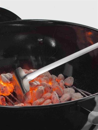 Weber 7649 Charcoal Rake – Kömür Tırmığı (Paslanmaz Çelik; 115° Açılı Bıçak; 18″–26″ Kömürlü Weber Uyumlu)