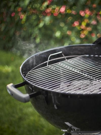 Weber Classic Kettle 57 cm – Parlak Siyah Emaye Çift Emayeli Kazan | One-Touch™ Temizlik | Zamansız Kettle Tasarımı