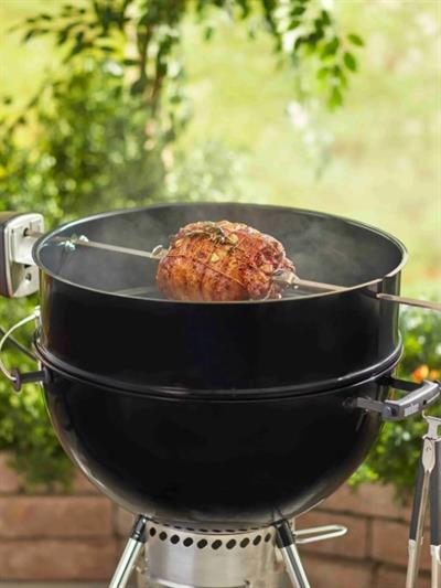 Weber Rotisserie 57 cm – Kettle Uyumlu (Kod 7494) Paslanmaz Şiş & Çatal | Emayeli Yükseltme Halkası | 220 V Sessiz Motor