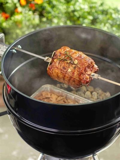 Weber Rotisserie 57 cm – Kettle Uyumlu (Kod 7494) Paslanmaz Şiş & Çatal | Emayeli Yükseltme Halkası | 220 V Sessiz Motor