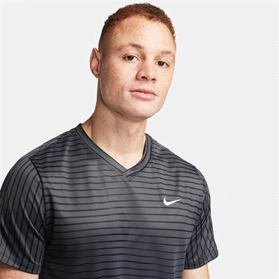 NikeCourt Dri-FIT Victory Erkek Tenis Tişörtü
