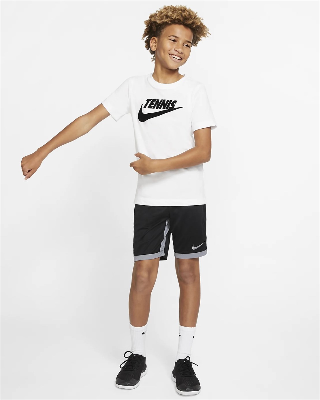 Nike Graphic Erkek Çocuk Tenis Tişörtü