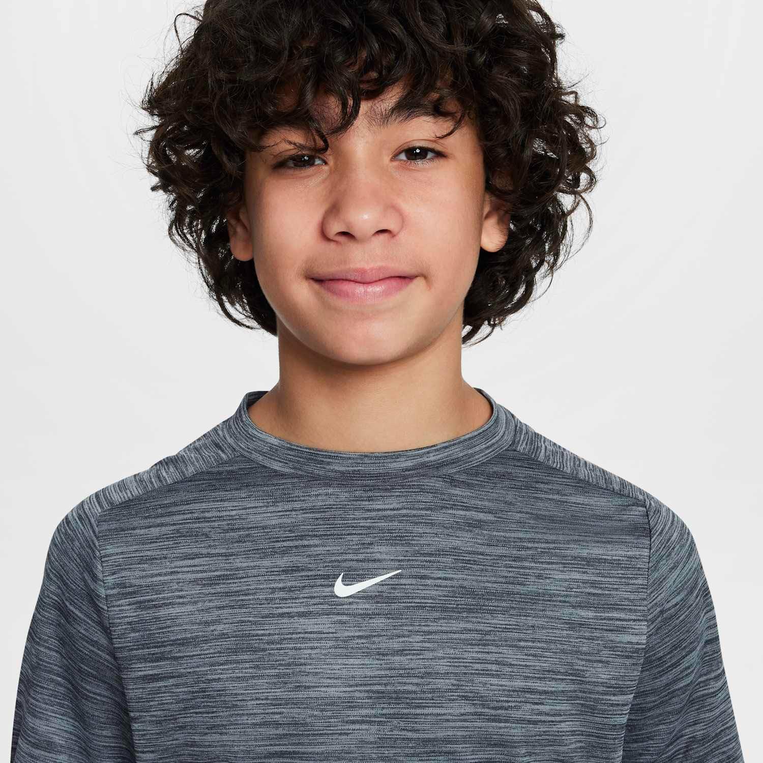 Nike Dri-FIT Multi Genç Erkek Tişört – Hafif ve Nefes Alabilir T