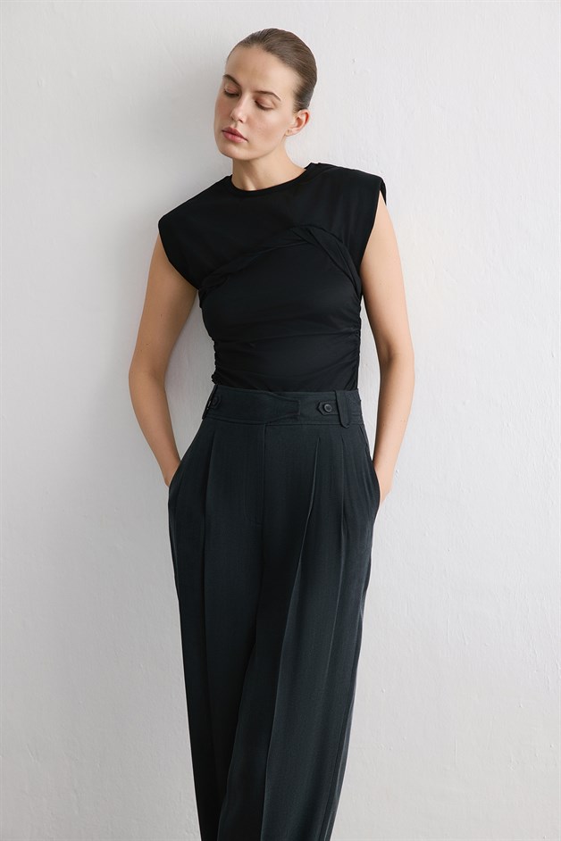 Crew Neck Padded Knit Black T-shirt