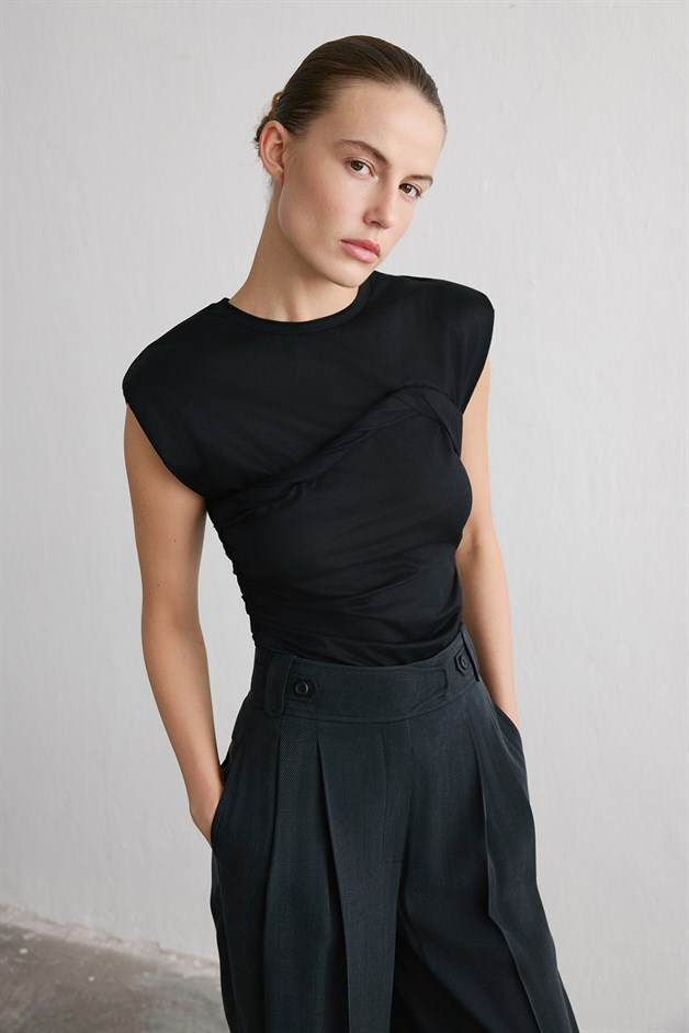 Crew Neck Padded Knit Black T-shirt